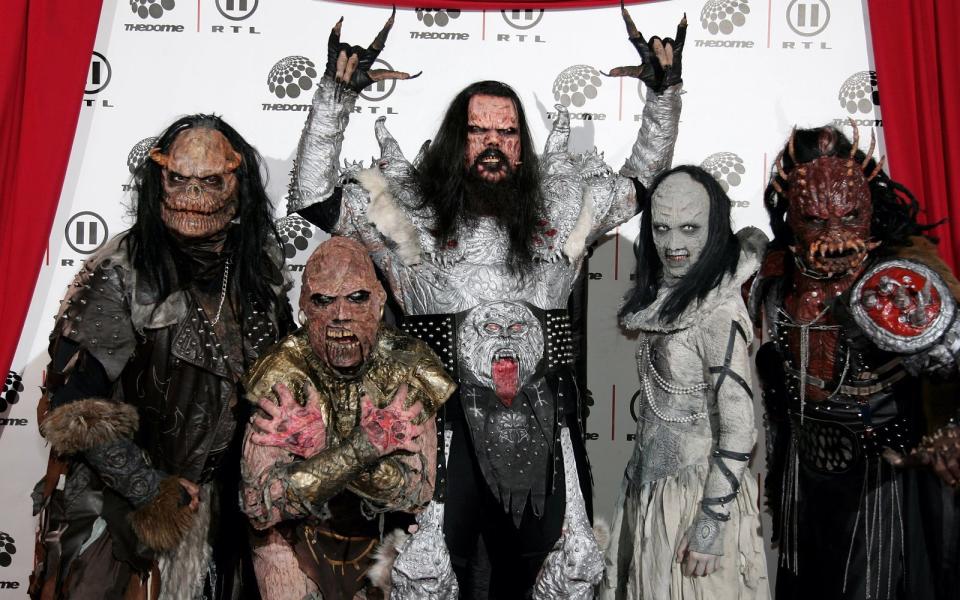 <p>Sie spielten schon Gruselkabinett, als Slipknot noch Kühe in Iowa umschubsten: Lordi, 1992 in Finnland gegründet, sind seit jeher bekannt für ihre abscheulichen Kostüme. Und falls den Hardrockern jemals jemand gesagt hat, dass sie mit dieser Aufmachung nie die Herzen des Publikums erobern würden, so wurde er 2006 eines Besseren belehrt ... (Bild: 2006 Getty Images/Sean Gallup)</p> 