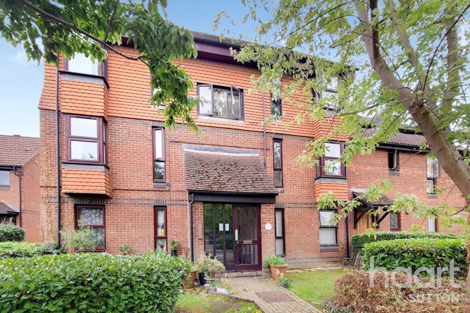 This Turnpike Lane studio has its own garage (Haart)