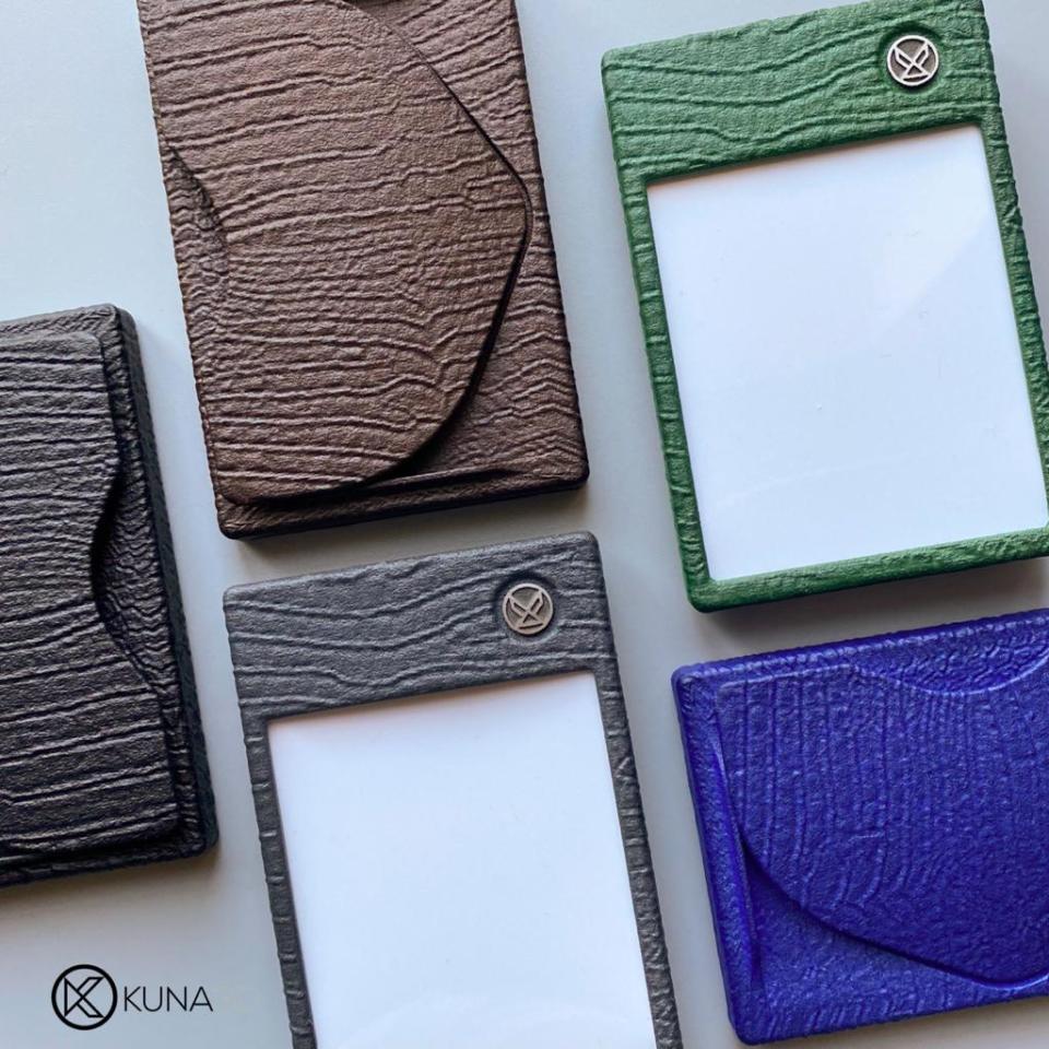 Die Mini-Wallets gibt es derzeit in fünf Farben: Schwarz, Grau, Grün, Braun und Blau (Bild: kuna3d.de)