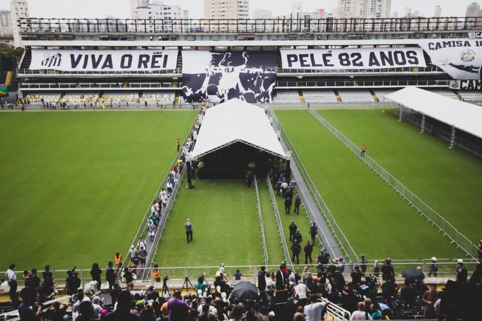 比利的葬禮在維拉貝爾米羅體育場（Vila Belmiro Stadium）舉行。摘自桑托多推特