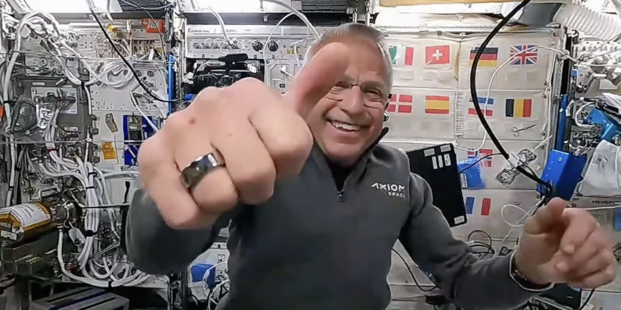 john shoffner giving a thumbs up from the international space station