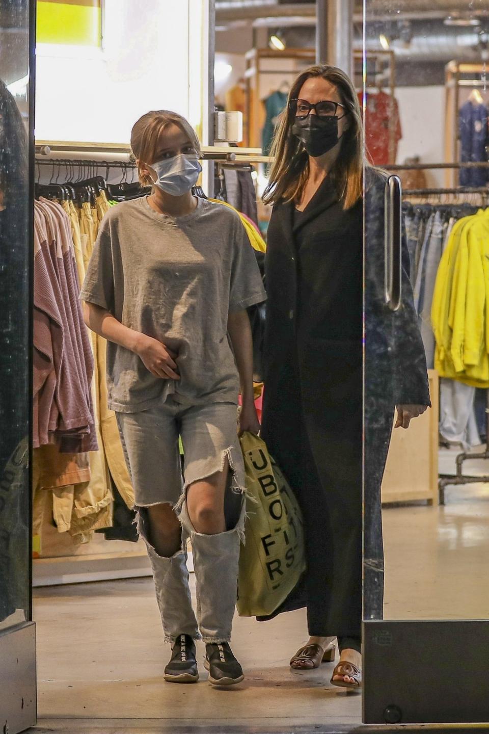 <p>Aunque tiene millones en el banco, <strong>Angelina Jolie</strong> no descarta comprar ropa en tiendas accesibles. Aquí vemos a la actriz saliendo de una tienda Urban Outfitters en Los Ángeles junto a su hija <strong>Shiloh Jolie-Pitt</strong>.</p>