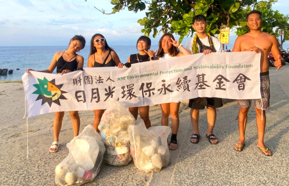 圖一說明：暑假期間處於各離島旅遊旺季，居琉潛水老闆鍾秉辰（右一）藉此邀請許多民眾加入淨灘的行列。 （圖/財團法人日月光環保永續基金會提供）