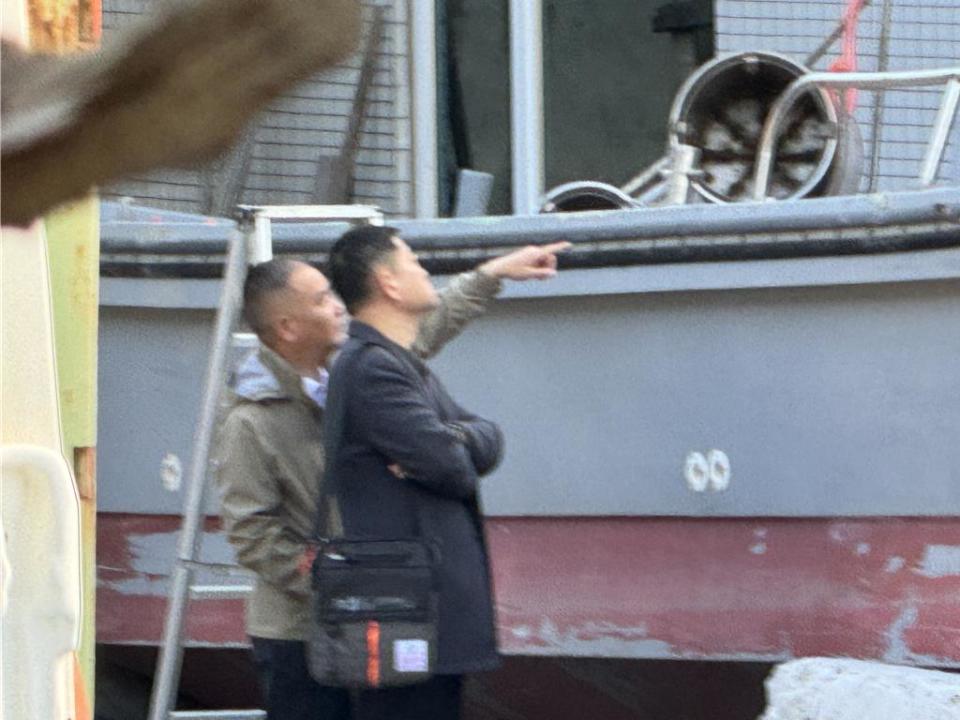 泉州台辦副主任李朝暉(左)與晉江紅十字會秘書長曹榮山(右)也仔細觀察翻覆漁船之外觀，查看有無可疑之處。(于家麒攝)