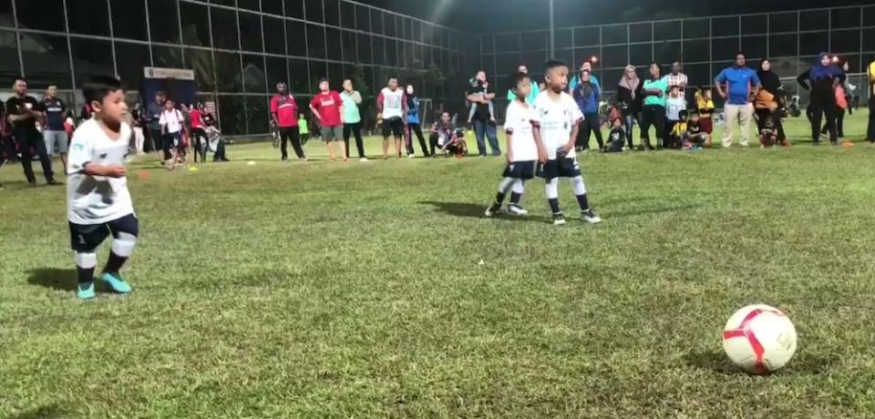 The Queen’s grandnephew moments before he scored the goal. – Screengrab from Twitter/@ cheminahsayang