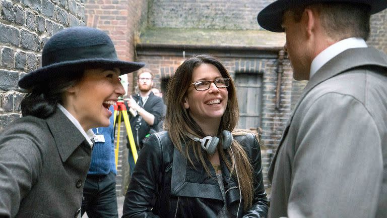 Patty Jenkins en el centro, junto a Gal Gadot y Chris Pine