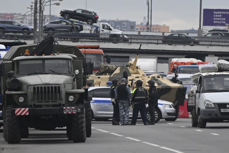 Un APC y oficiales de policía se paran en la carretera en las afueras de Moscú, Rusia, el sábado 24 de junio de 2023