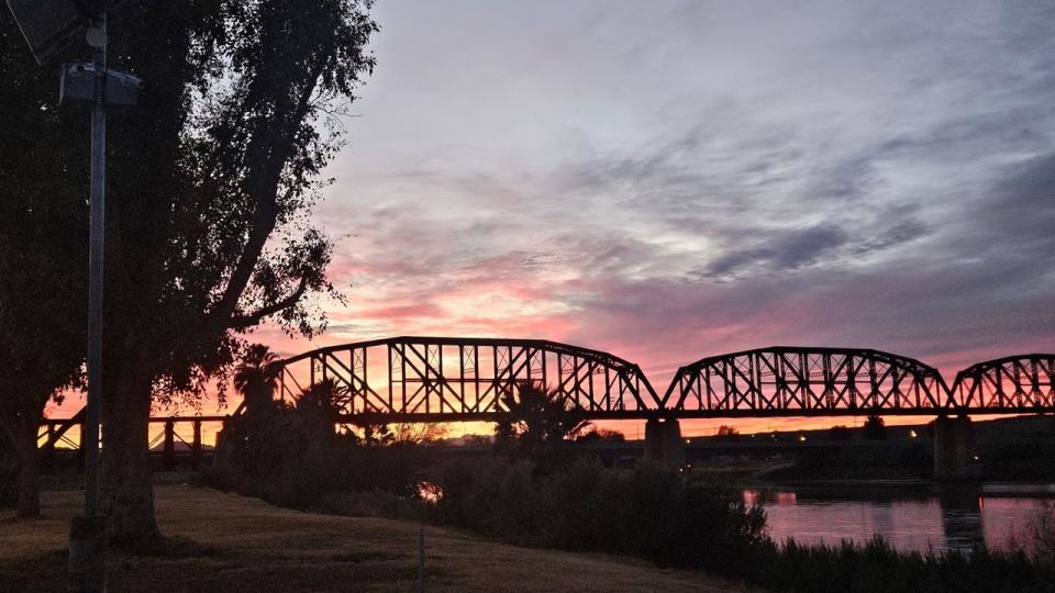 <div>Samantha Anderson captured a stunning sunset in Parker, Arizona. Thanks so much for sharing!</div>