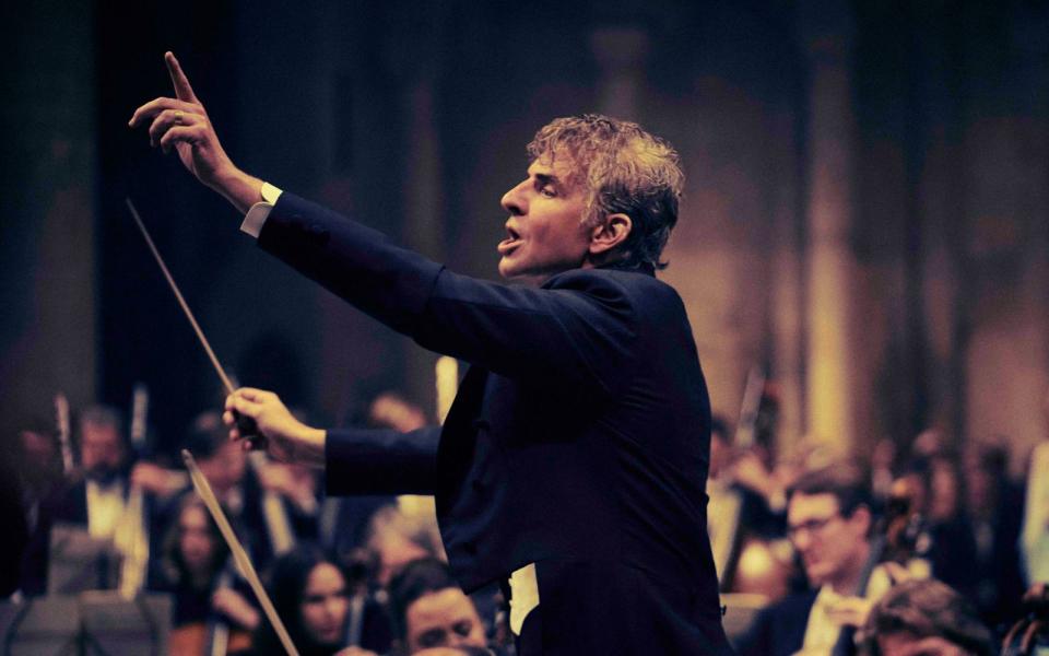 Ein Genie am Pult: Leonard Bernstein (Bradley Cooper) führt sein Orchester zu Höchstleistungen.  (Bild: Netflix / Jason McDonald)