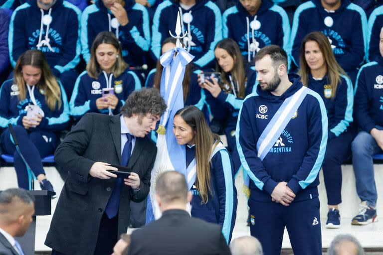 El presidente Javier Milei, cuando despidió a la delegación argentina y entrego la bandera a Rocío Sánchez Moccia y Luciano de Cecco