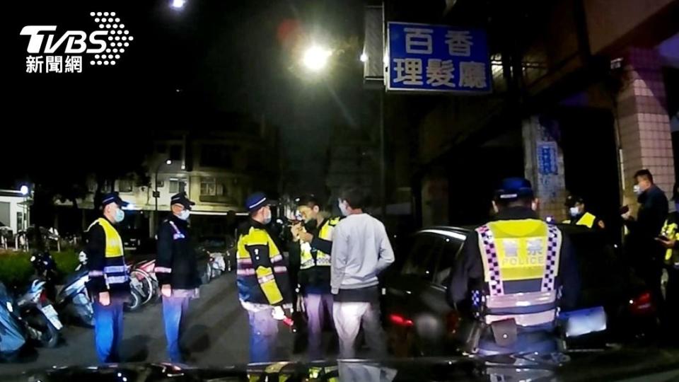 張男行車可疑，往巷內躲避，遭警方攔下盤查。（圖／警方提供）