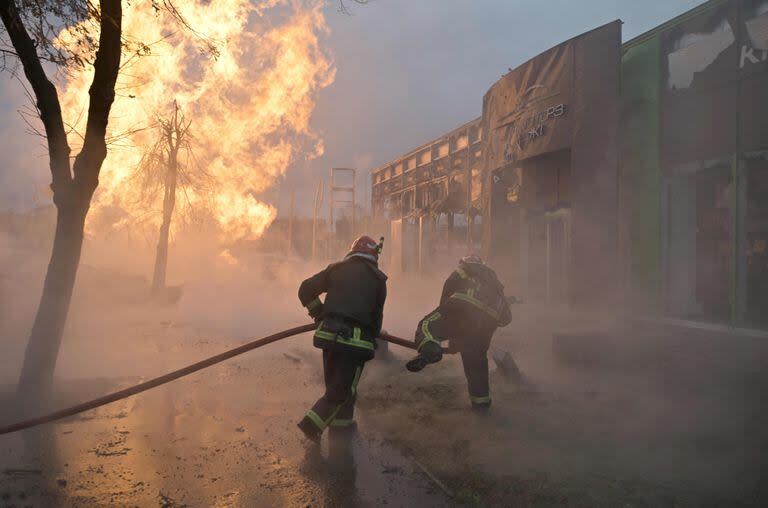 Incendios en Kiev tras el ataque ruso. (Genya SAVILOV / AFP)