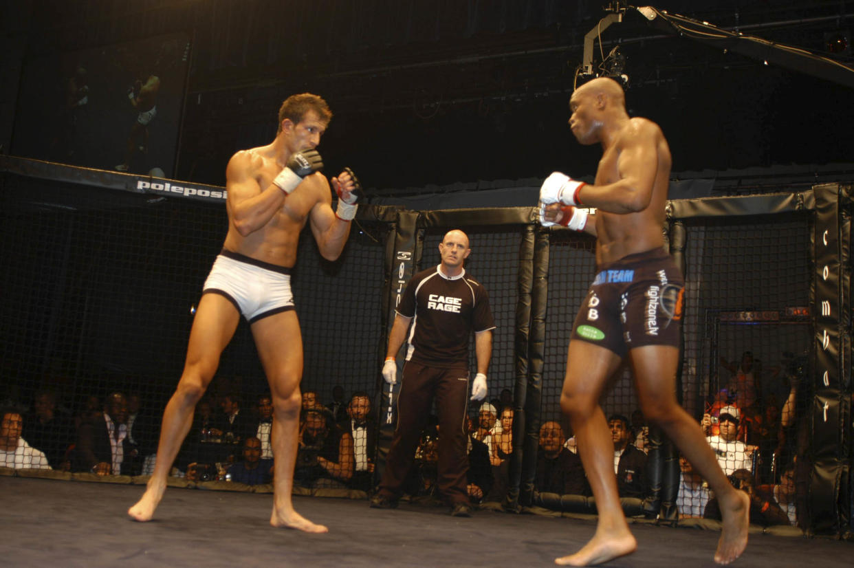 El ex luchador de la UFC Lee Murray, autor intelectual del atraco del siglo a un banco de Inglaterra, durante su lucha contra el brasileño Silva. (Foto: Jules Annan/Avalon/Getty Images)