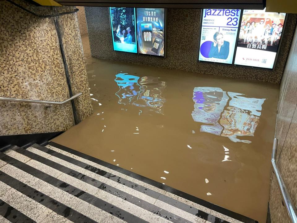 港鐵黃大仙站內雨水倒灌