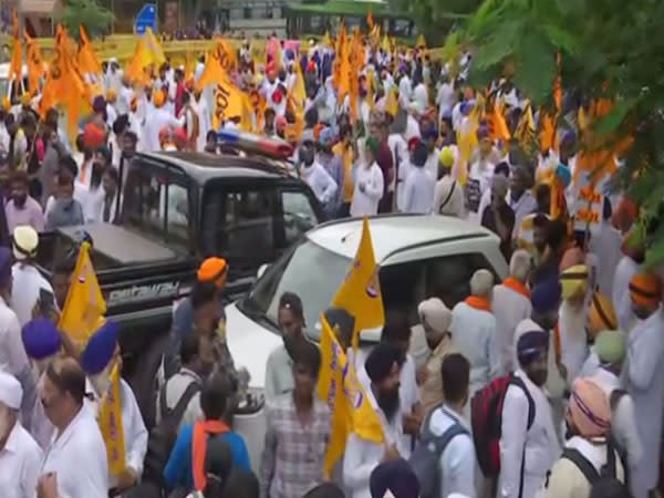 SAD workers protesting outside Rakabganj Gurudwara in Delhi (Photo/ANI)