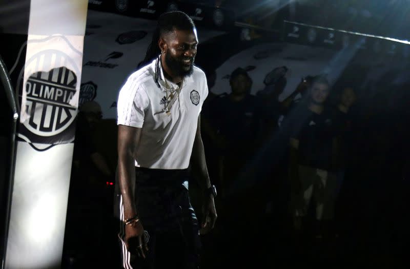 Olimpia presenta a su nuevo fichaje Emmanuel Adebayor