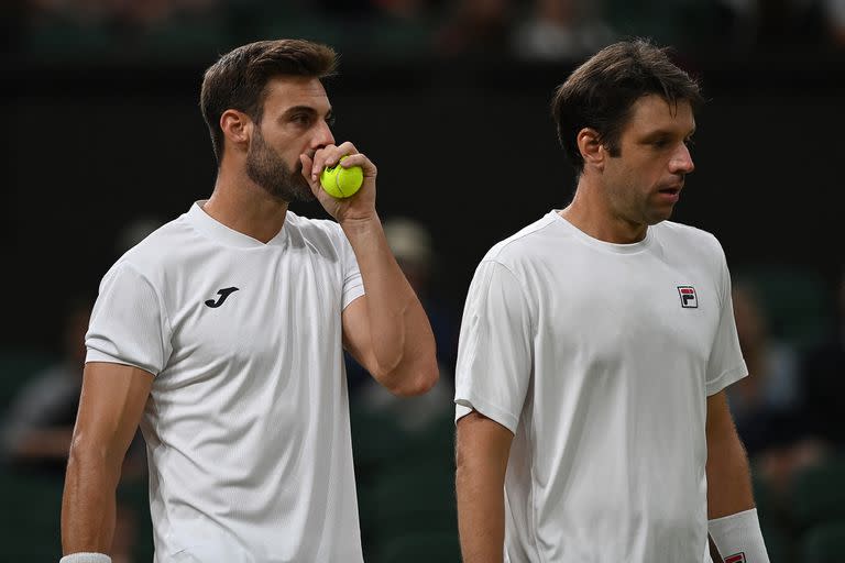 Horacio Zeballos y Marcel Granollers, durante la charla táctica frente a los croatas Nikola Mektic y Mate Pavic durante la final de dobles de Wimbledon 2021