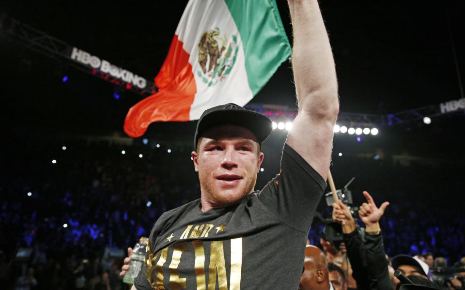 Saúl &quot;Canelo&quot; Alvarez celebra su victoria ante Miguel Cotto en la pelea por el cetro mediano del CMB en Las Vegas el sábado 21 de noviembre de 2015. (AP Foto/John Locher)