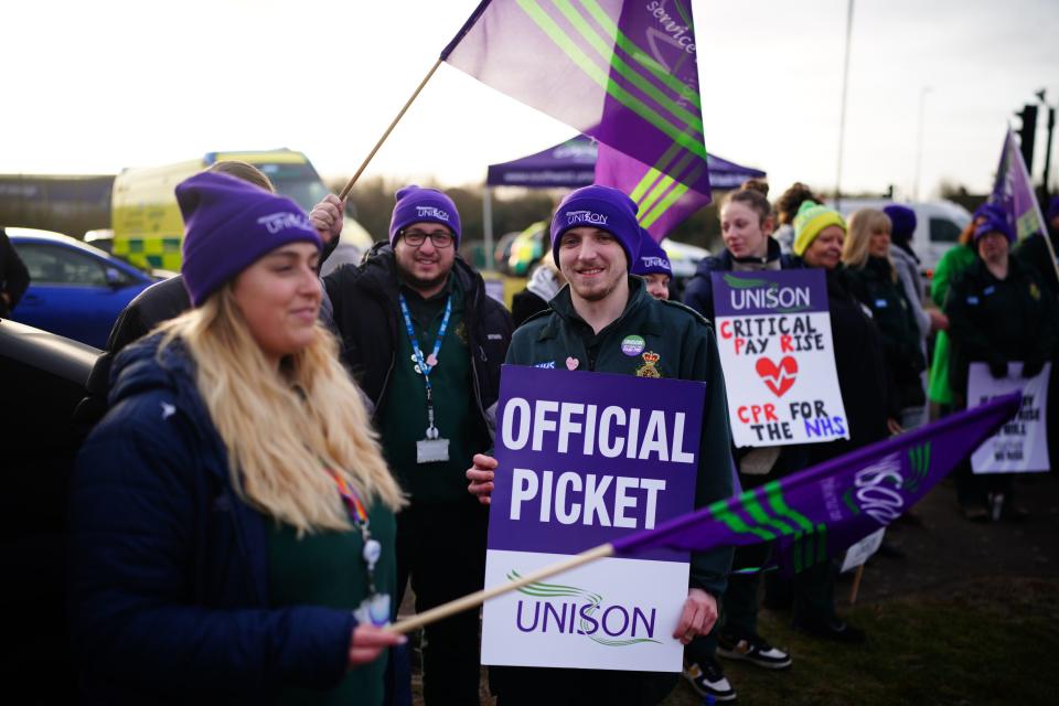 Ambulence workers on the picket line (PA)