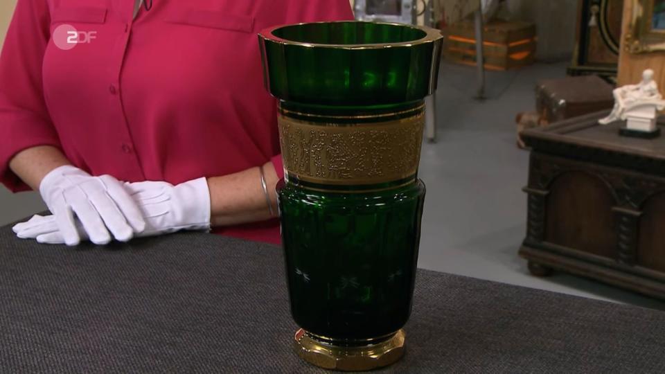 Die grüne Kristallvase mit Goldrand und Emaille-Malerei aus der Zeit zwischen den 1920er- und 50er-Jahren sollte trotz unbekanntem Hersteller 400 bis 500 Euro bringen. (Bild: ZDF)