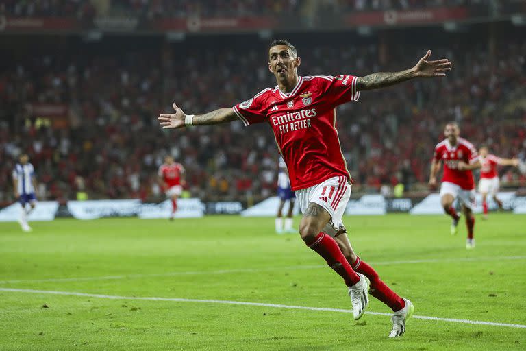 Brazos abiertos, vuela Di María, autor del primer gol de Benfica en la final de la Supercopa de Portugal