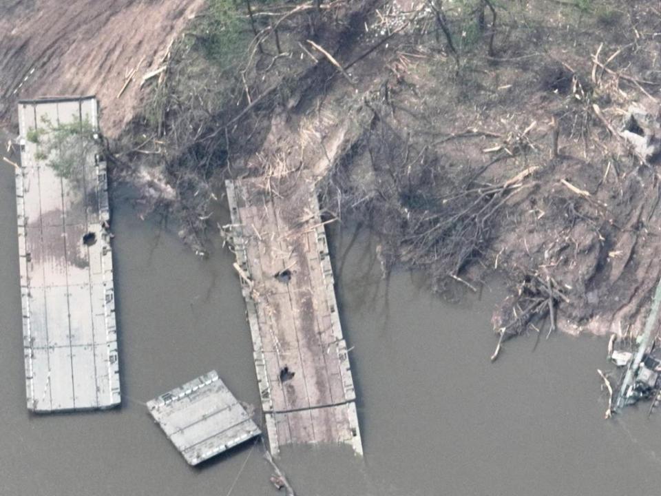 Los restos de lo que parece ser un puente improvisado en el río Siverskyi Donets (Comando de Fuerzas Armadas Ucraniananas vía Reuters)