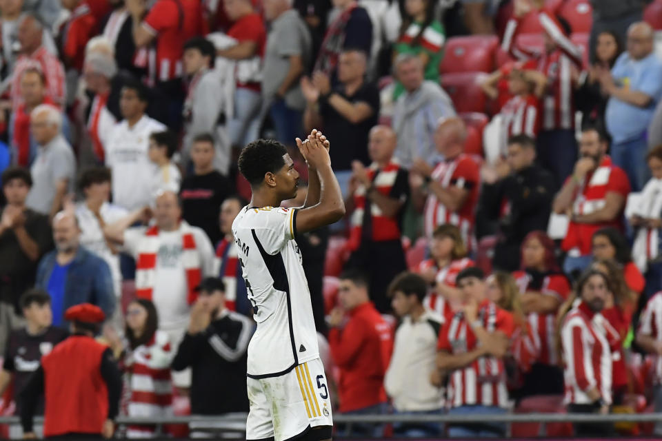 Jude Bellingham, del Real Madrid, festeja la victoria sobre el Athletic Bilbao en un partido de la Liga española, el sábado 12 de agosto de 2023 (AP Foto/Alvaro Barrientos)