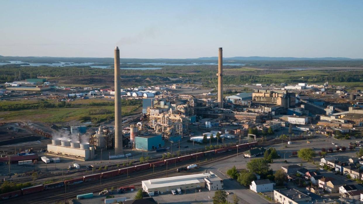 The Horne Smelter, owned by Swiss multinational Glencore, says it has gradually reduced the level of arsenic coming out of its emissions stacks. It averaged 45 nanograms per cubic metre of arsenic emissions last year. (Thomas Gerbet/Radio-Canada - image credit)