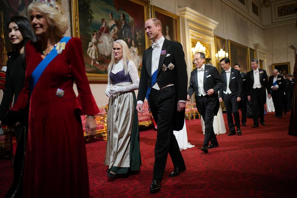 LONDON, ENGLAND - NOVEMBER 21: Queen Camilla, (2nd L) South Korean President's wife Kim Keon Hee (L) Prince William, Prince of Wales and Choo Kyung-ho Deputy Prime Minister of South Korea (5th L) attend the State Banquet at Buckingham Palace on November 21, 2023 in London, England. King Charles is hosting Korean President Yoon Suk Yeol and his wife Kim Keon Hee on a state visit from November 21-23. It is the second incoming state visit hosted by the King during his reign. (Photo by Yui Mok-WPA Pool/Getty Images)