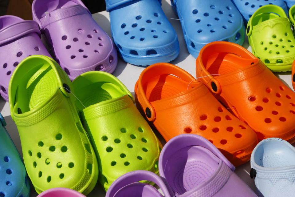 Crocs sind bequem und bunt, aber sind sie auch gesund für die Füße? (Bild: Getty Images)