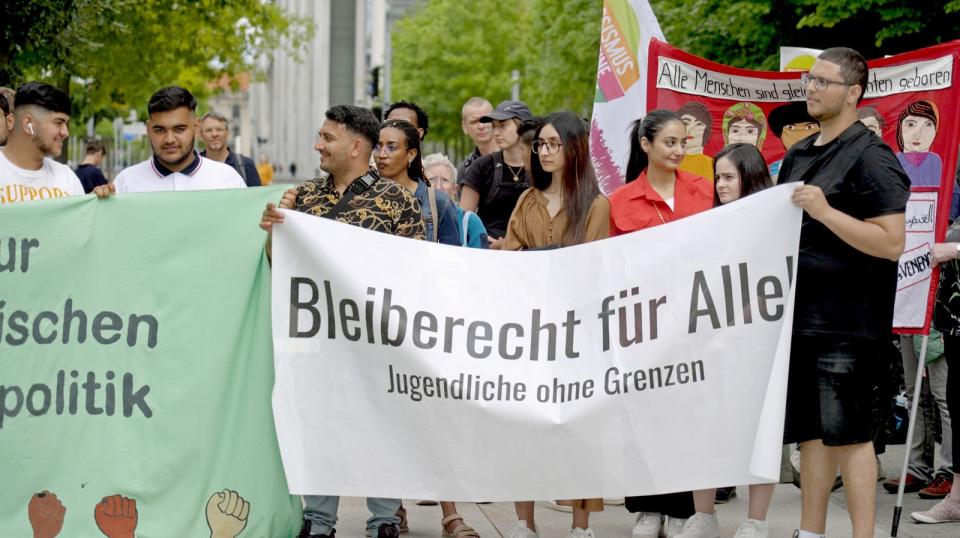 Die Bundesregierung will, dass mehr abgeschoben wird. Der Verein "Jugendliche ohne Grenzen" demonstrierte in Berlin dagegen und für ein Bleiberecht für alle. (Bild: Radio Bremen/Christoph Kürbel,)