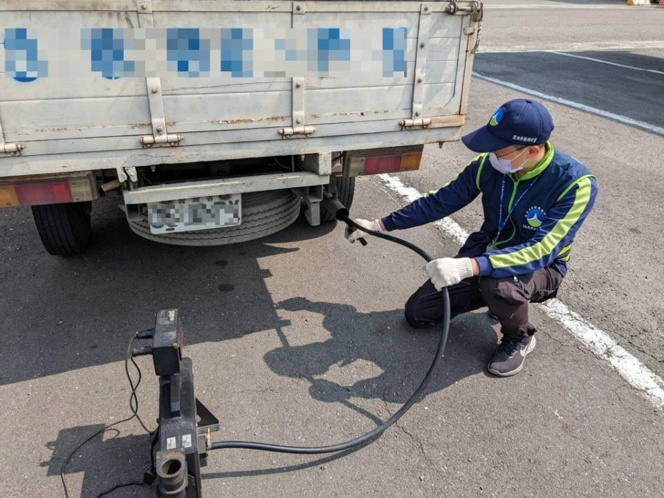 環保局指出，汰換老舊大型柴油車車主最高可省四十三萬元。（環保局提供）