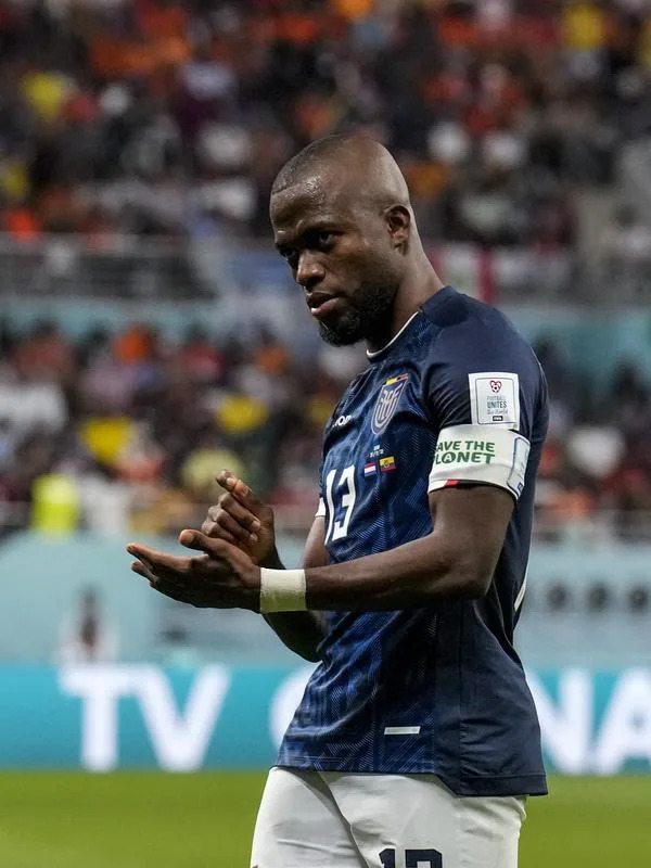 Penyerang Ekuador, Enner Valencia berselebrasi setelah mencetak gol ke gawang Belanda pada pertandingan grup A Piala Dunia 2022 Qatar di Stadion Internasional Khalifa di Doha, Qatar, Jumat (25/11/2022). Dengan hasil imbang ini, Belanda dan Ekuador  berhasil mengumpulkan empat poin di klasemen. (AP Photo/Natacha Pisarenko)