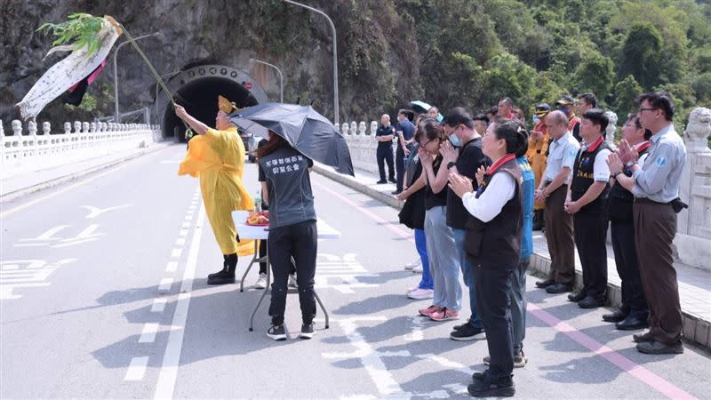 花蓮強震發生至今，新加坡夫妻兩人仍失聯，家屬14日至步道入口處進行招魂儀式。（圖／翻攝畫面)