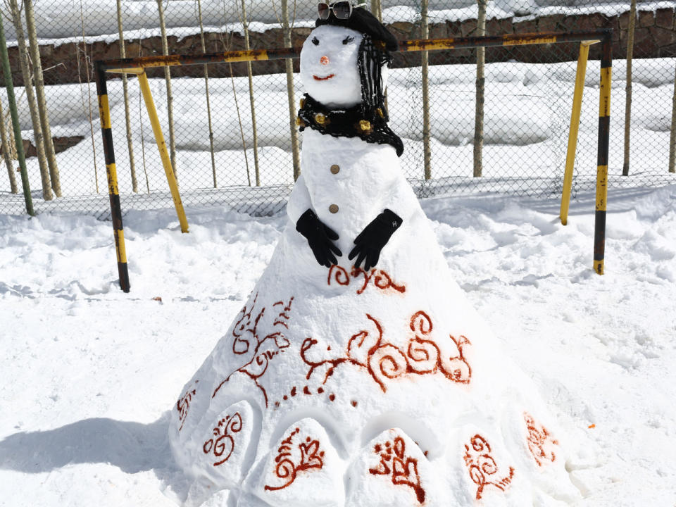Dieses Kunstwerk aus Schnee hat definitiv einen Platz unter den verrücktesten Schneemännern verdient: Die Kreation stammt aus einem Contest im Iran. Hier wurde auf jedes Detail geachtet, selbst arabische Muster durften im Kleid der Schneedame nicht fehlen. (Bild-Copyright: abaca press/ddp Images)