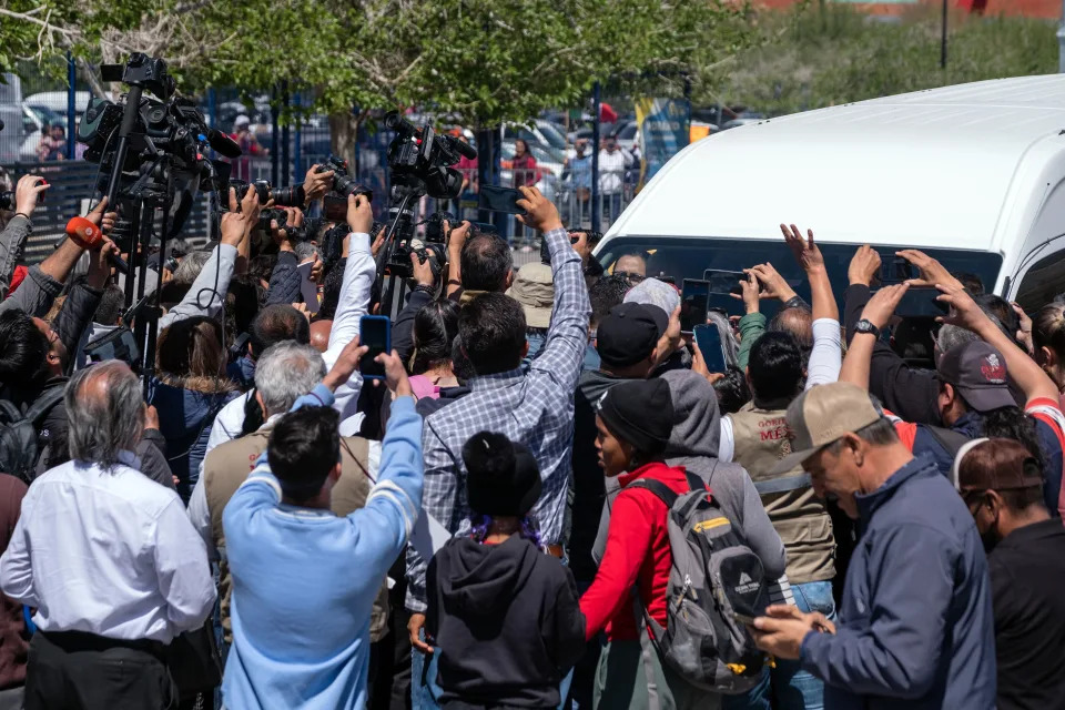 Migrantes y periodistas rodean Presidente Andres Manuel Lopez Obrador en Ciudad Juarez, Chihuahua s (Photo by Guillermo Arias / AFP) (Photo by GUILLERMO ARIAS/AFP via Getty Images)