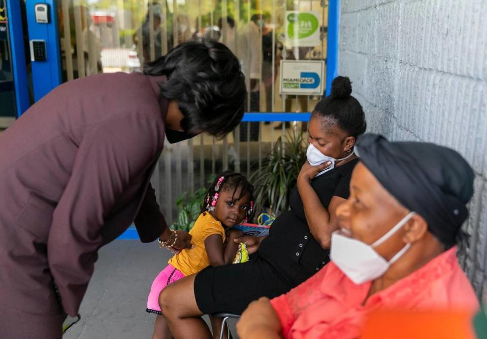 La representante federal Val Demings, demócrata de la Florida, saluda a los clientes mientras hace campaña en el Sant La Neighborhood Center el lunes 1º de agosto de 2022, en North Miami, Florida. Demings se postula contra el senador federal Marco Rubio.