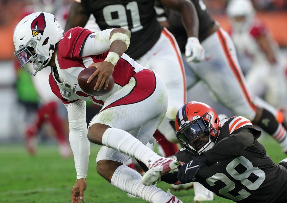 Cleveland Browns outside linebacker Jeremiah Owusu-Koramoah (28) attempts to tackle Arizona Cardinals quarterback Kyler Murray (1) on Oct. 17, 2021, in Cleveland.