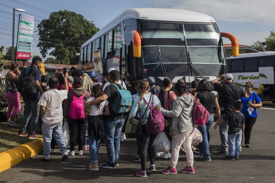 Un grupo de personas sube a un autobús en Managua, capital de Nicaragua, para iniciar su viaje a Estados Unidos. (Inti Ocón/The New York Times)