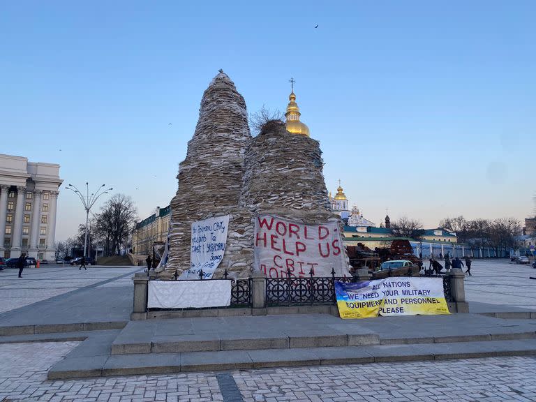 Los monumentos protegidos con bolsas de arena en Kiev (Crédito Elisabetta Piqué)