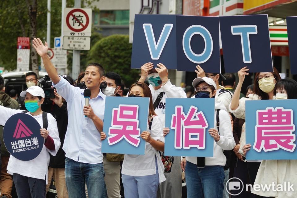 民進黨立委參選人吳怡農在捷運松江南京站出口外向市民打招呼，尋求支持。   圖：張良一/攝