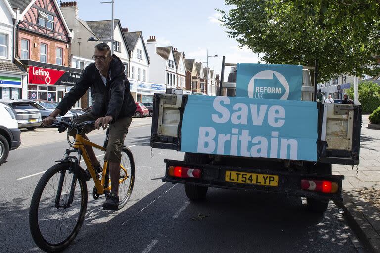 Una camioneta de campaña de Reform UK circula en la localidad inglesa de Clacton On Sea