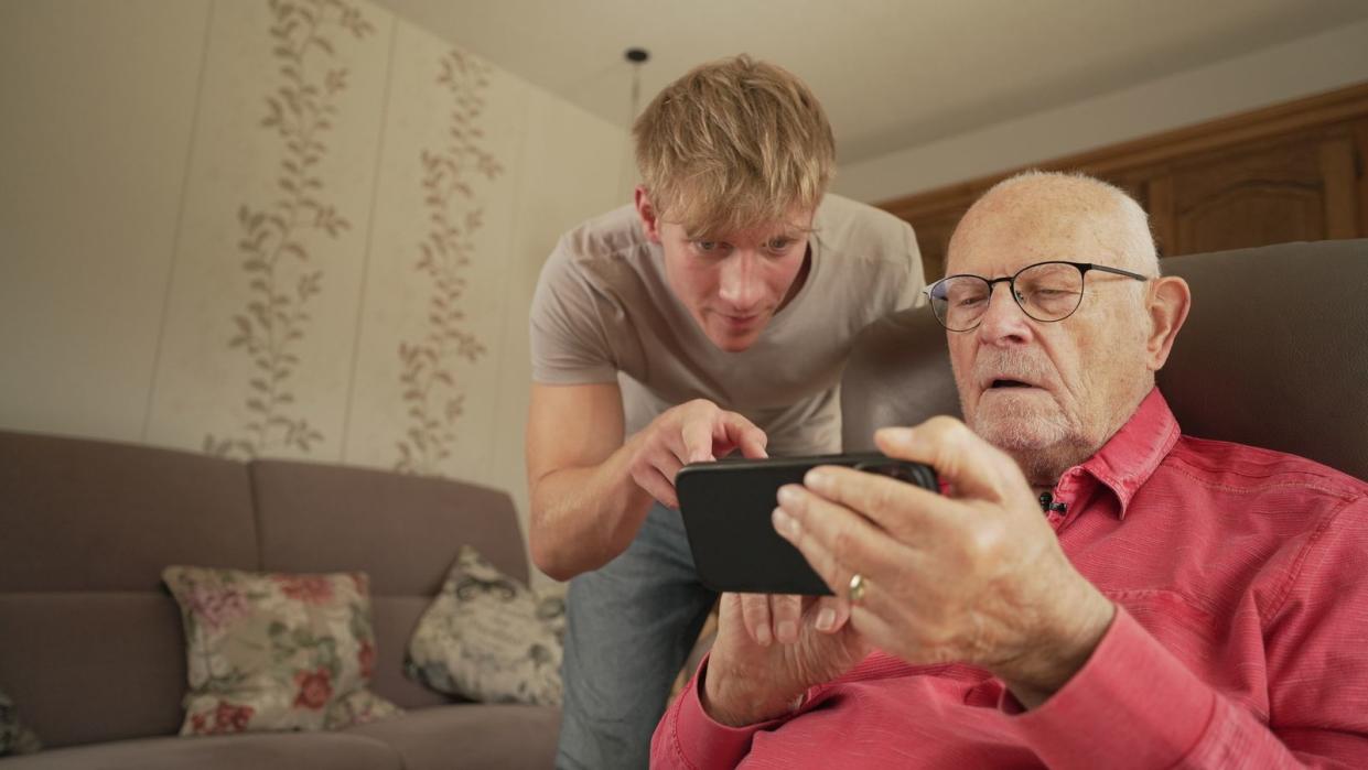 Es ist nie zu spät - dieses Motto passt auf kaum jemanden so gut wie auf den im Netz als "Propa" bekannten Influencer Hans-Joachim (rechts). Niklas (22) unterstützt seinen Großvater, dabei, neuen Content für Social Media zu produzieren. (Bild: ZDF / Florian Lengert)