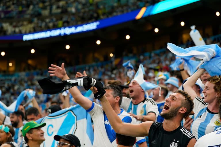 Hinchas argentinos antes del partido que disputarán Argentina y México, por la primera fase de la Copa del Mundo Qatar 2022 en el estadio Lusail, Doha, el 26 de Noviembre de 2022.