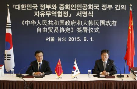 China's Commerce Minister Gao Hucheng (L) speaks besides South Korea's Trade, Industry and Energy Minister Yoon Sang-Jick during a news conference at a hotel in Seoul, South Korea, June 1, 2015. REUTERS/Kim Hong-Ji