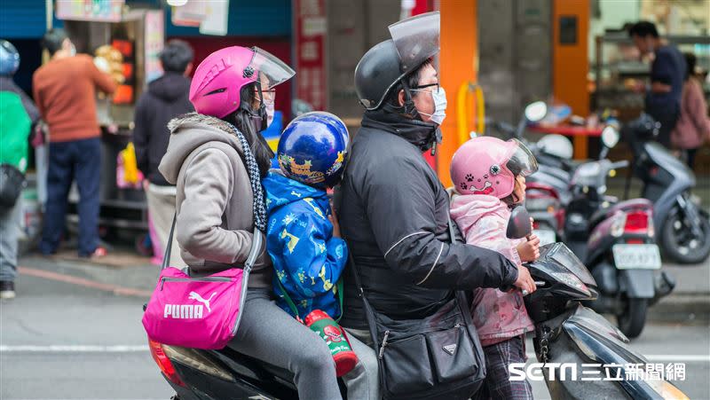 今白天暖熱、早晚涼。（圖／記者陳弋攝影）