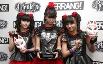 Babymetal (im Bild, von links: Yui Mizuno als "Yuimetal", Suzuka Nakamoto als "Su-metal" und Moa Kikuchi als "Moametal") - sind in ihrer Heimat Superstars. Die Liveshow der Manga-Style-Combo ist durchaus ein Ereignis: knüppelharter Metal, glockenheller Mädchengesang, gepaart mit einer exakten Choreografie und skurrilen J-Pop-Elementen. Definitiv sind Babymetal mehr als reiner Klamauk. (Bild: Danny E. Martindale/Getty Images)