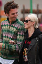 So funktioniert der Partner-Look auf einem Festival: Während Model Poppy Delevingne ein Outfit mit rockigen Anklängen wählte, kam Ehemann James Cook im farbenfrohen College-Sweater daher. (Bild-Copyright: Chris J Ratcliffe/Getty Images)