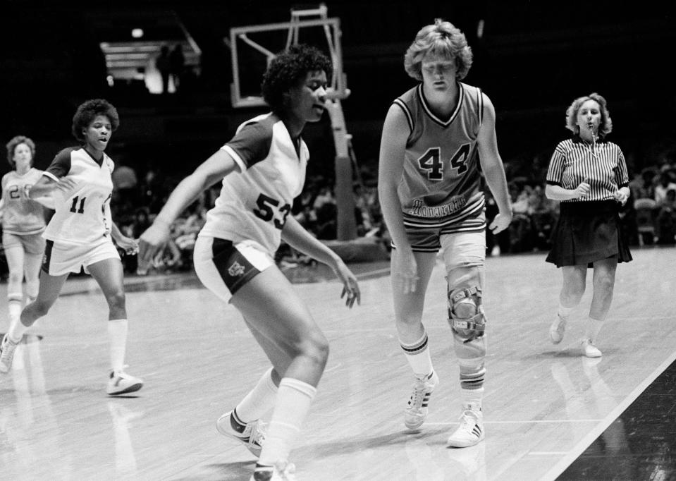 FILE - Lisa Blais of Old Dominion University, right, edges out Debra Walker of Cheyney State for the ball during the Manufacturers Hanover Women's Christmas Classic invitational tournament at Madison Square Garden in New York, Dec. 19, 1981. (AP Photo/David Handschuh), File