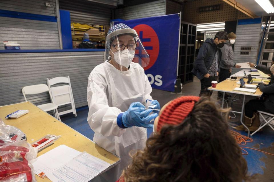 FOTO: Un trabajador médico administra una prueba de COVID-19 en el sitio de pruebas en la estación de metro de Times Square, el 30 de diciembre de 2021, en Nueva York.  (Yuki Iwamura/AP)